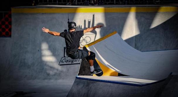 澳客网站-自由式滑板选手高空飞翔，创造奇迹