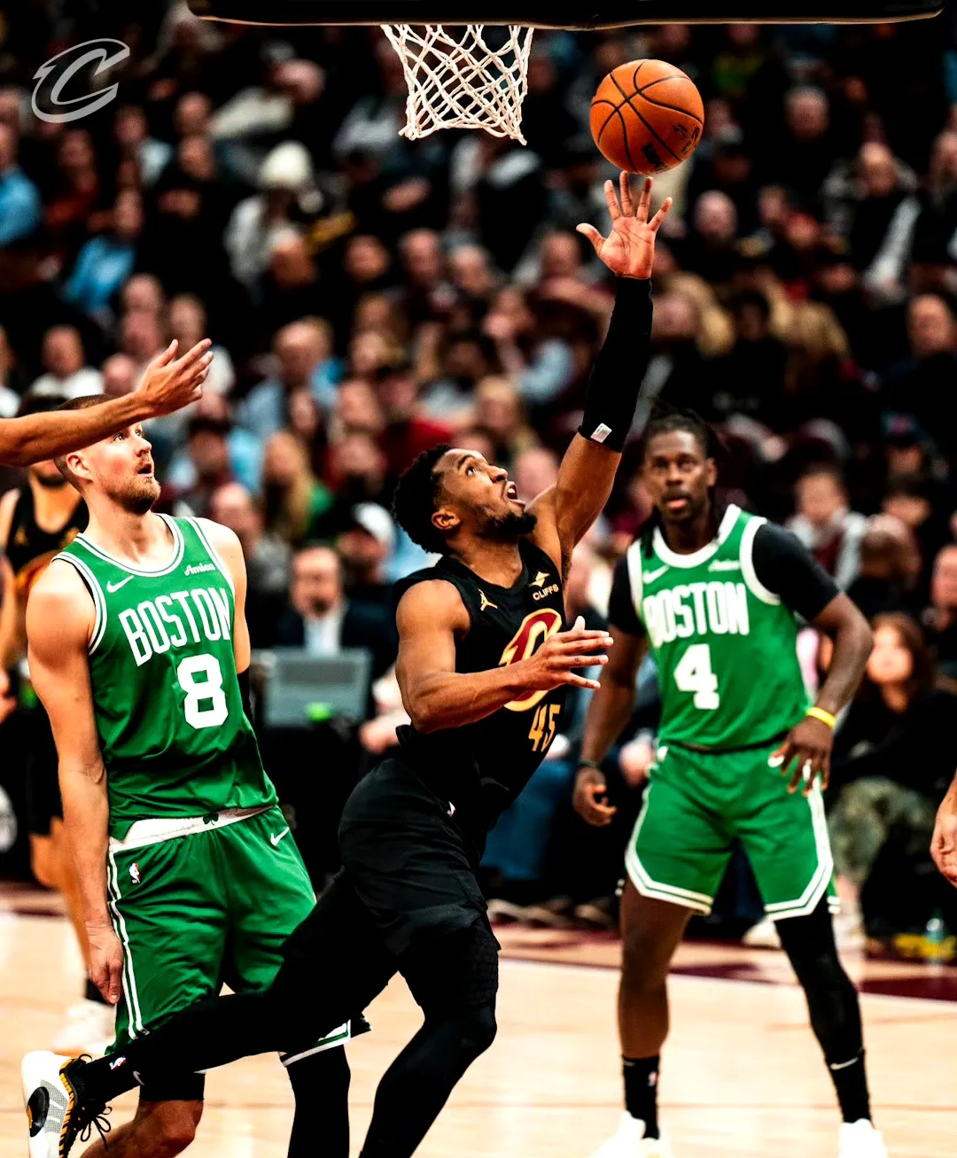 澳客视频-凯尔特人队众将讨论赛前策略，力争下场赢得胜利的简单介绍