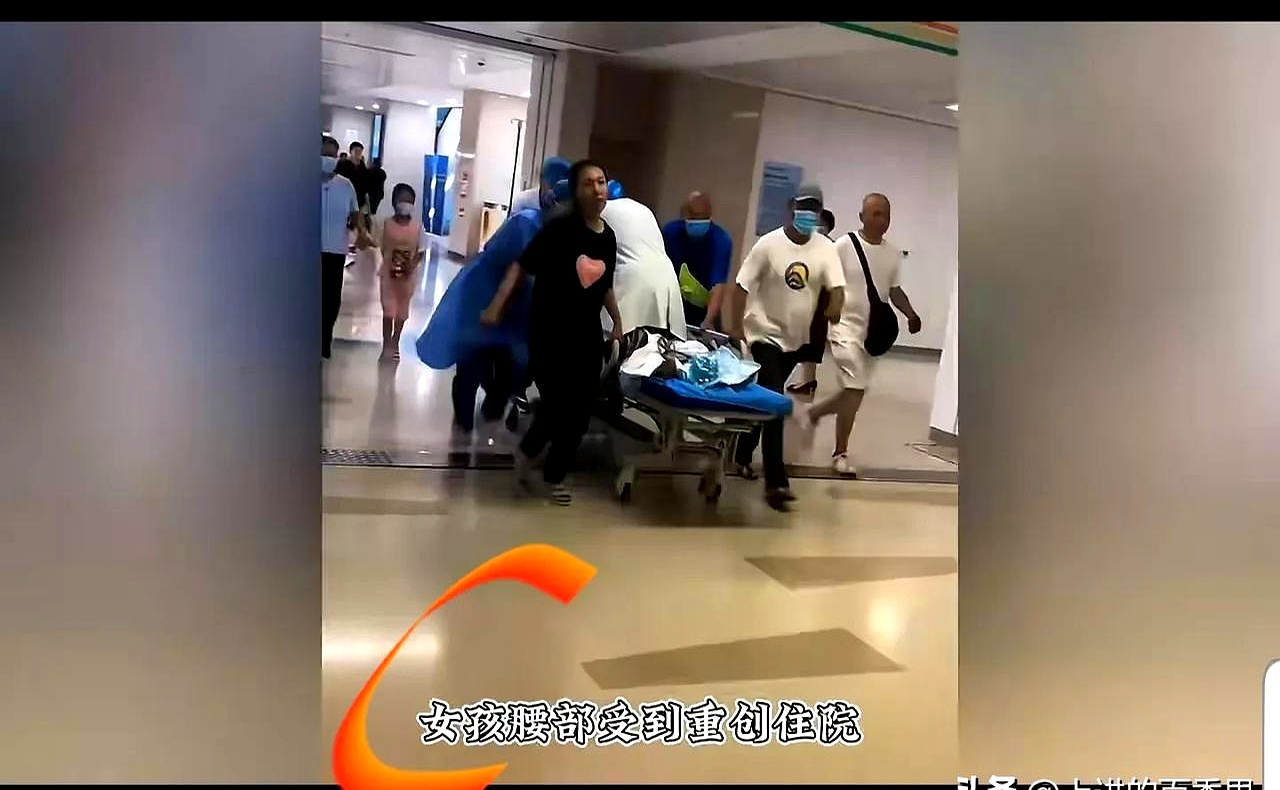 澳客投注-比赛中发生碰撞，双方球员受伤送医抢救