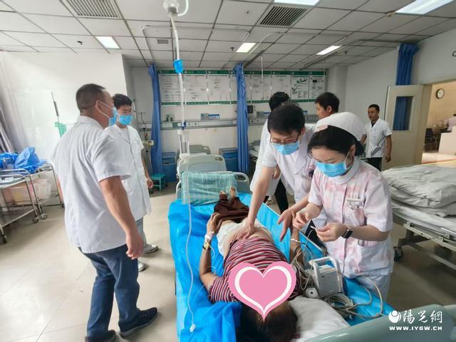 澳客投注-比赛中发生碰撞，双方球员受伤送医抢救