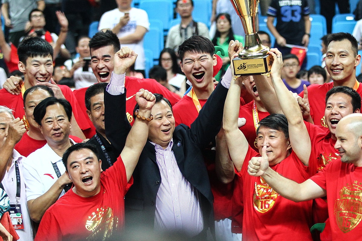 澳客馆-两队争夺胜利,全场观众热情助威