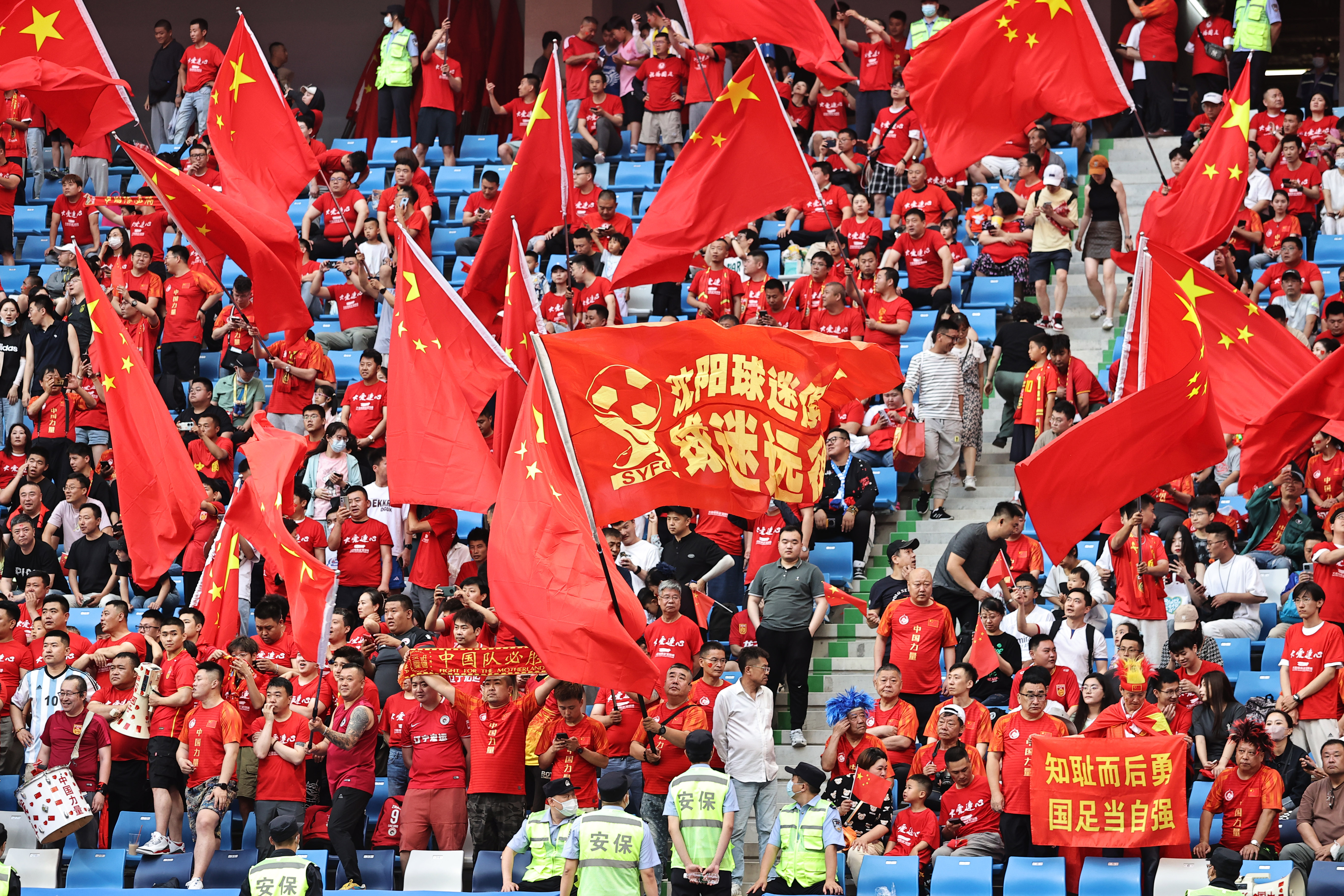 澳客中国官网-现场球迷为球队加油助威,双方皆发挥出色